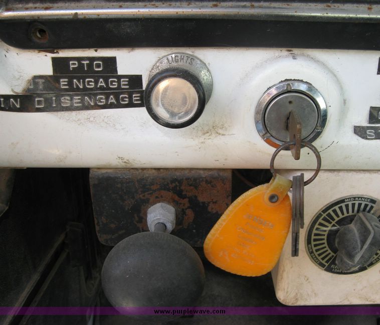 image for item 2061 1978 Ford F-700 pole digger truck