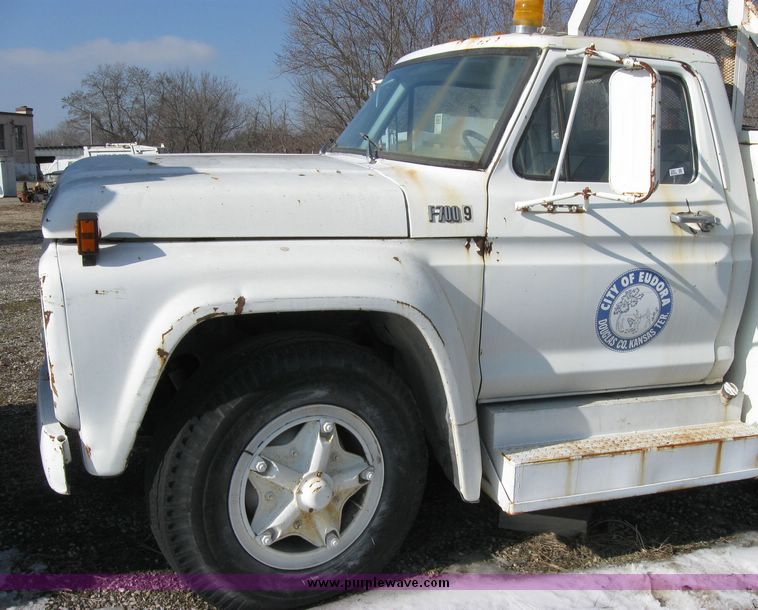 image for item 2061 1978 Ford F-700 pole digger truck