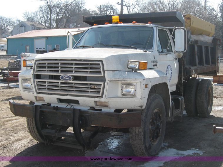image for item 2075 1990 Ford F-700 dump truck with 8' Flink spreader body