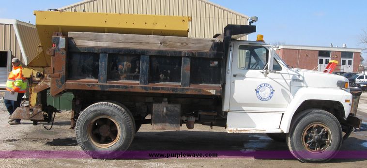 image for item 2075 1990 Ford F-700 dump truck with 8' Flink spreader body