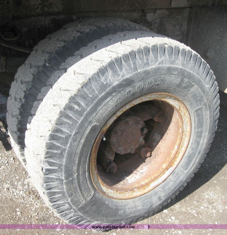 image for item 2075 1990 Ford F-700 dump truck with 8' Flink spreader body