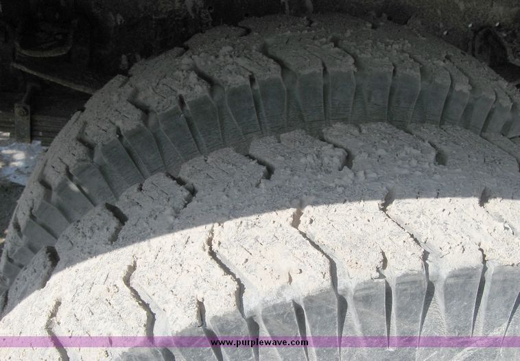 image for item 2075 1990 Ford F-700 dump truck with 8' Flink spreader body