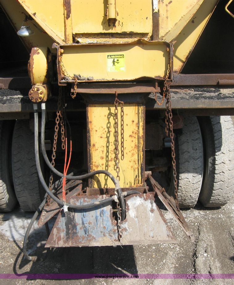 image for item 2075 1990 Ford F-700 dump truck with 8' Flink spreader body