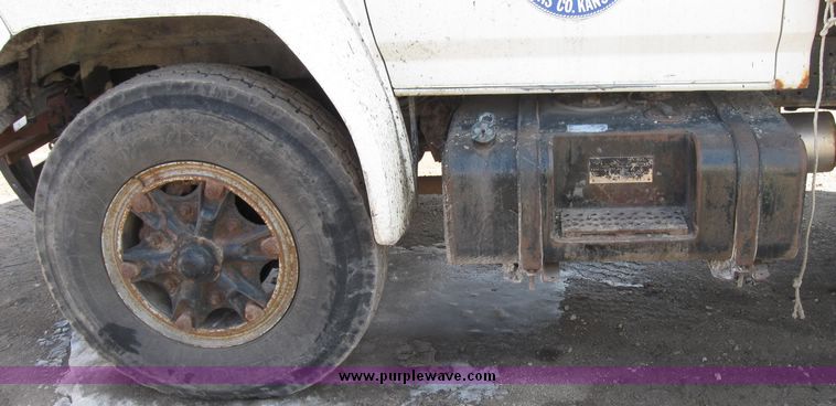 image for item 2075 1990 Ford F-700 dump truck with 8' Flink spreader body