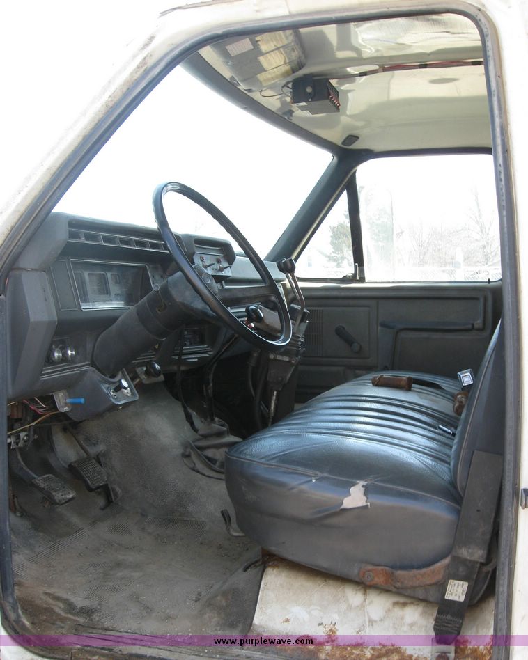 image for item 2075 1990 Ford F-700 dump truck with 8' Flink spreader body