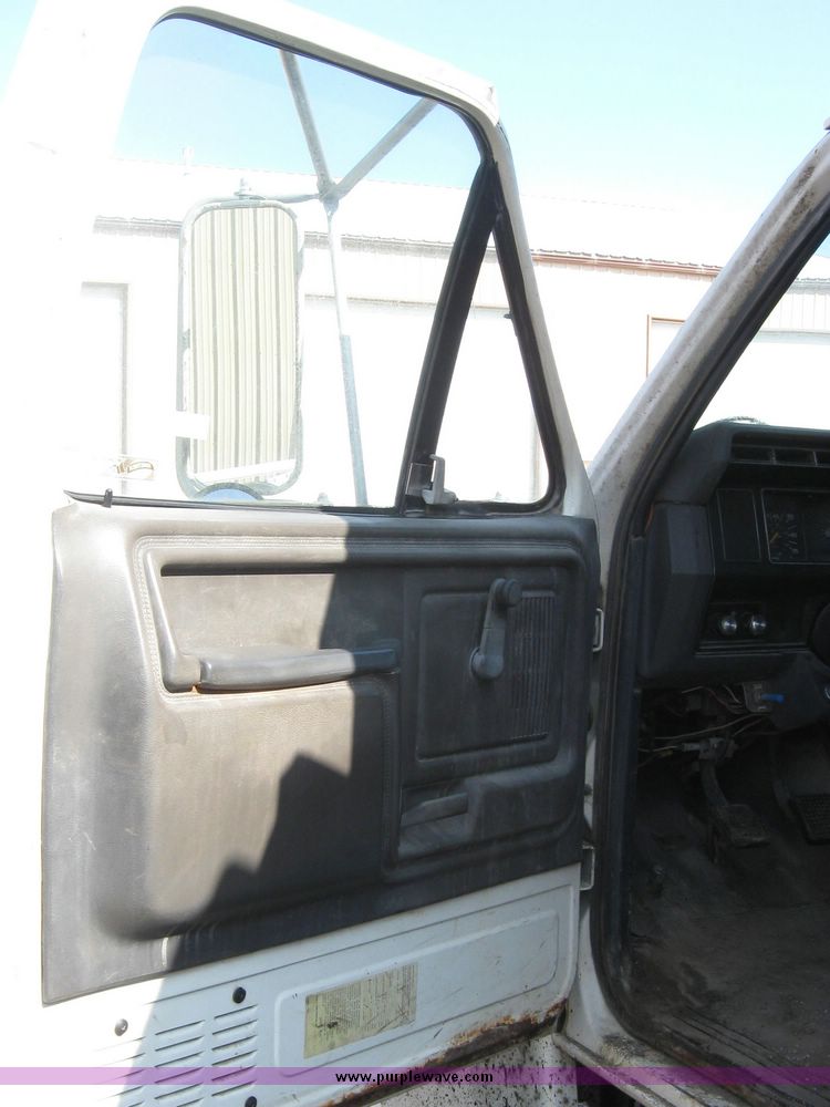 image for item 2075 1990 Ford F-700 dump truck with 8' Flink spreader body