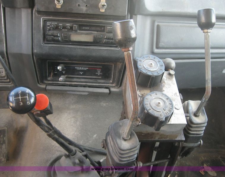 image for item 2075 1990 Ford F-700 dump truck with 8' Flink spreader body