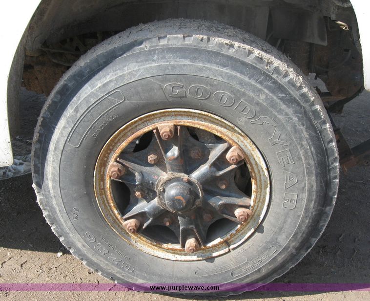 image for item 2075 1990 Ford F-700 dump truck with 8' Flink spreader body