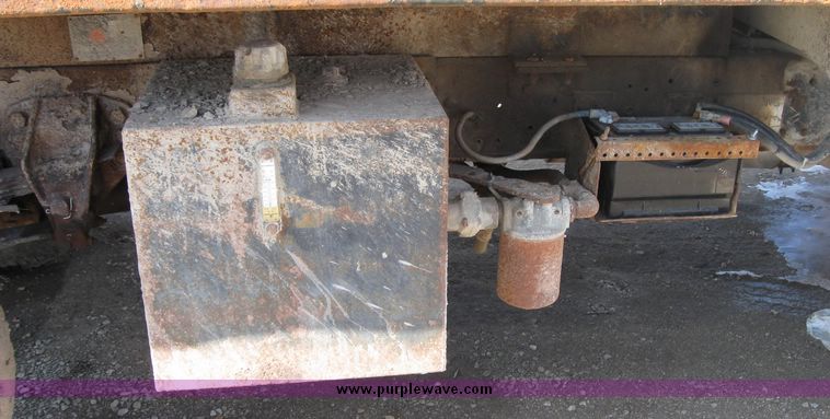 image for item 2075 1990 Ford F-700 dump truck with 8' Flink spreader body