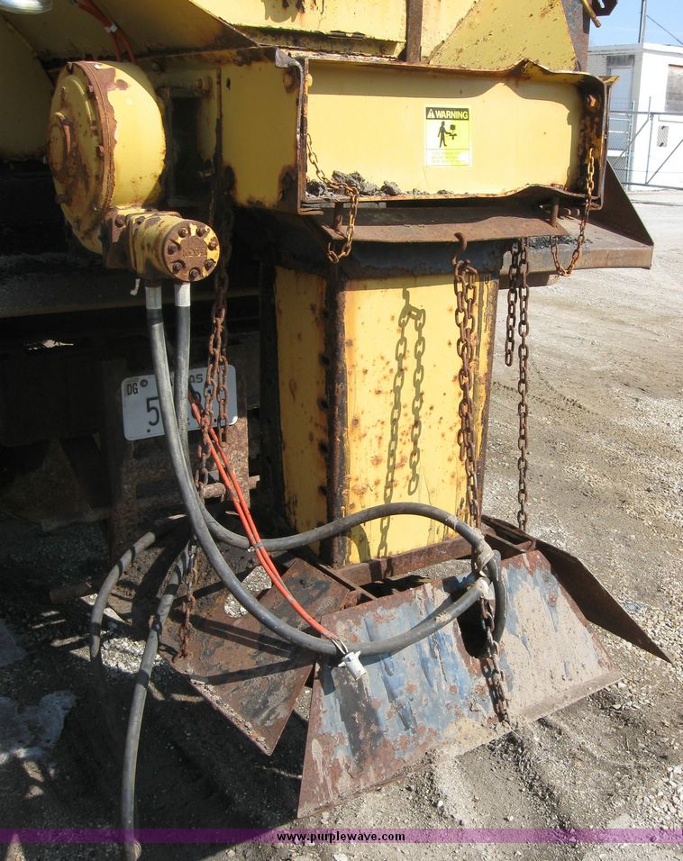 image for item 2075 1990 Ford F-700 dump truck with 8' Flink spreader body