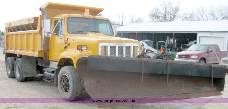 image for item 3372 2001 International Series 2654 dump truck with 15' dump bed