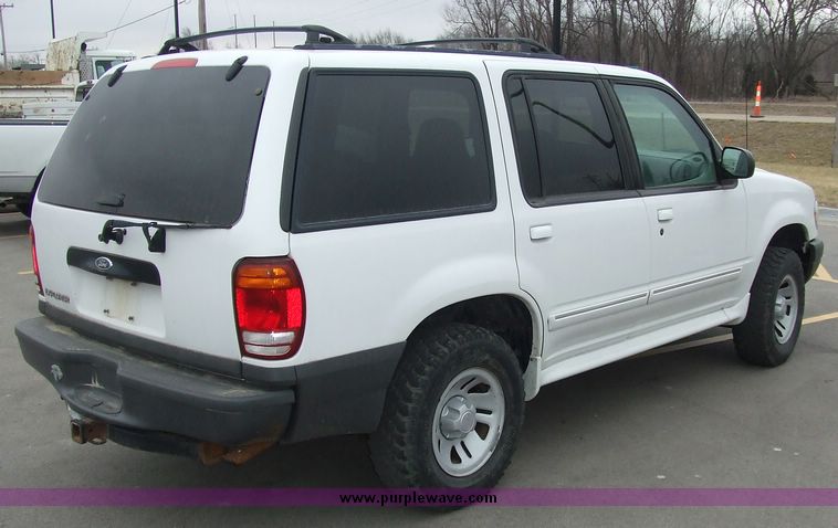 image for item 6652 2000 Ford Explorer XL