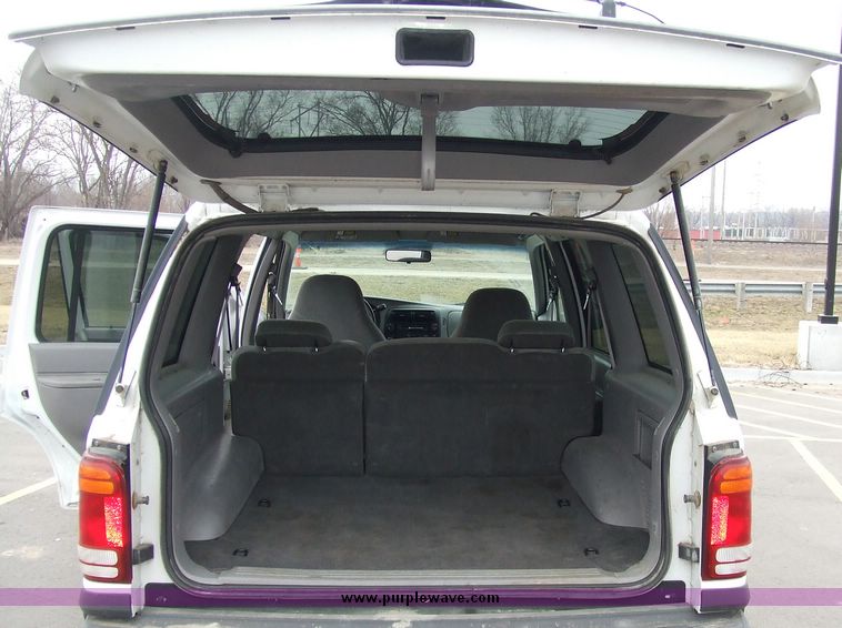 image for item 6652 2000 Ford Explorer XL