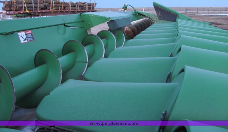 image for item 3020 2001 John Deere 1293 corn header