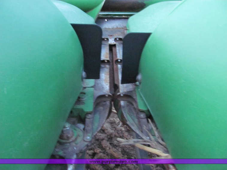 image for item 3020 2001 John Deere 1293 corn header