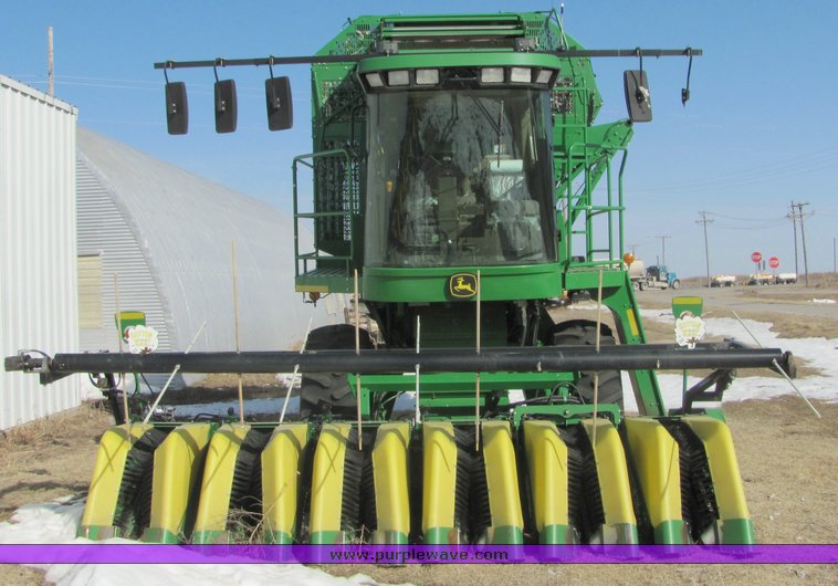 image for item 3025 2005 John Deere 7460 cotton stripper