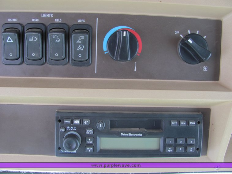 image for item 3025 2005 John Deere 7460 cotton stripper