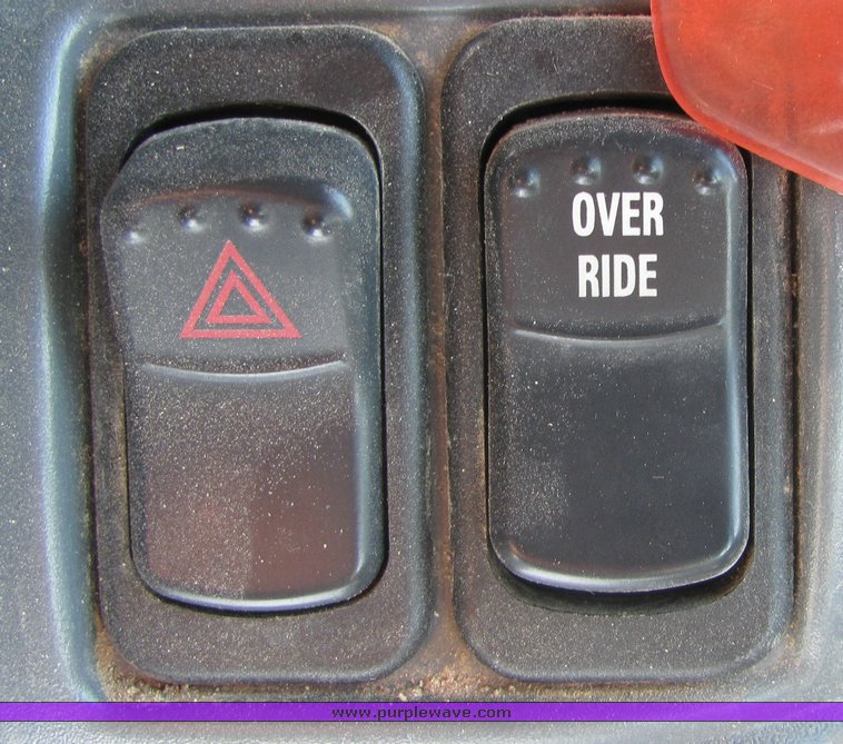 image for item 3034 1999 New Holland TV140 Bidirectional tractor