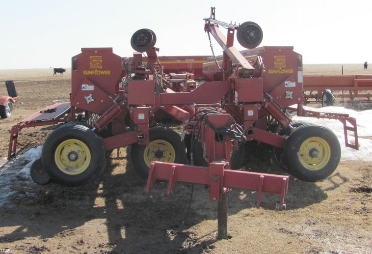 image for item 3037 Sunflower 9432 40' double disc drill