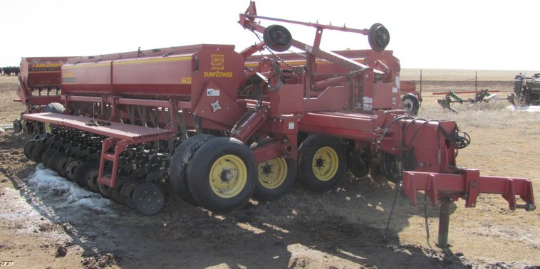 image for item 3037 Sunflower 9432 40' double disc drill