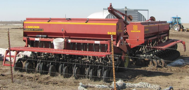 image for item 3037 Sunflower 9432 40' double disc drill