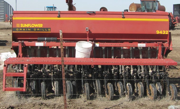 image for item 3037 Sunflower 9432 40' double disc drill