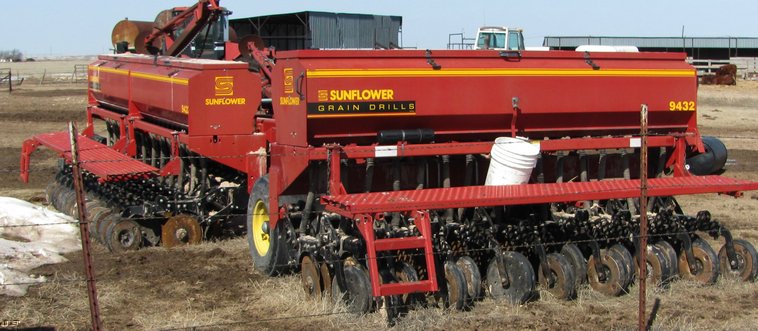 image for item 3037 Sunflower 9432 40' double disc drill