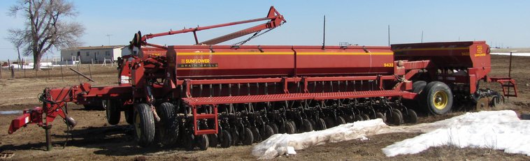 image for item 3037 Sunflower 9432 40' double disc drill