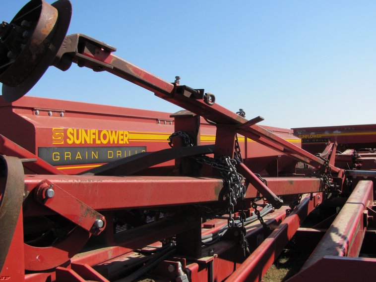 image for item 3037 Sunflower 9432 40' double disc drill