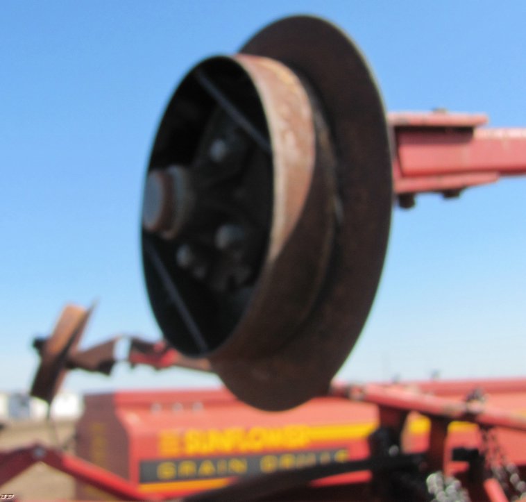 image for item 3037 Sunflower 9432 40' double disc drill