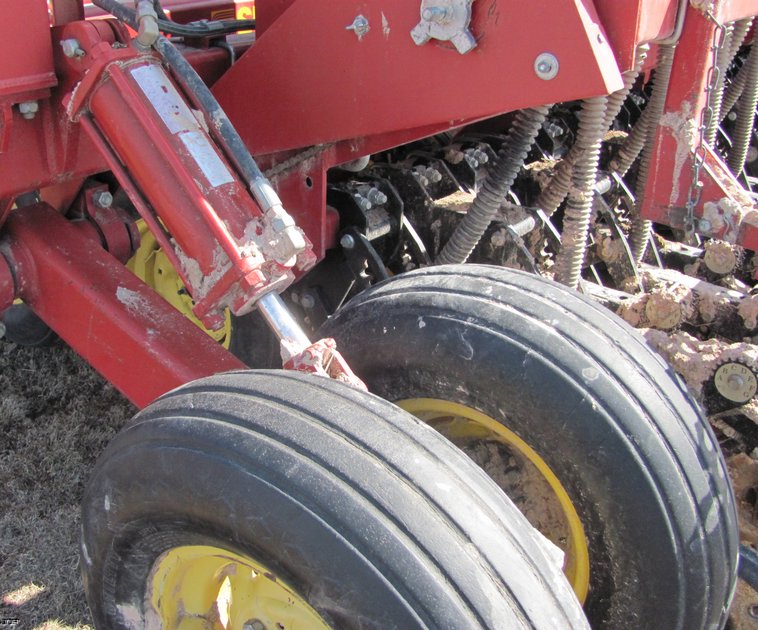 image for item 3037 Sunflower 9432 40' double disc drill