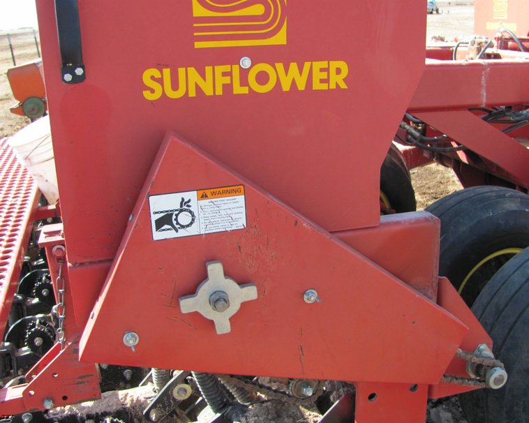 image for item 3037 Sunflower 9432 40' double disc drill