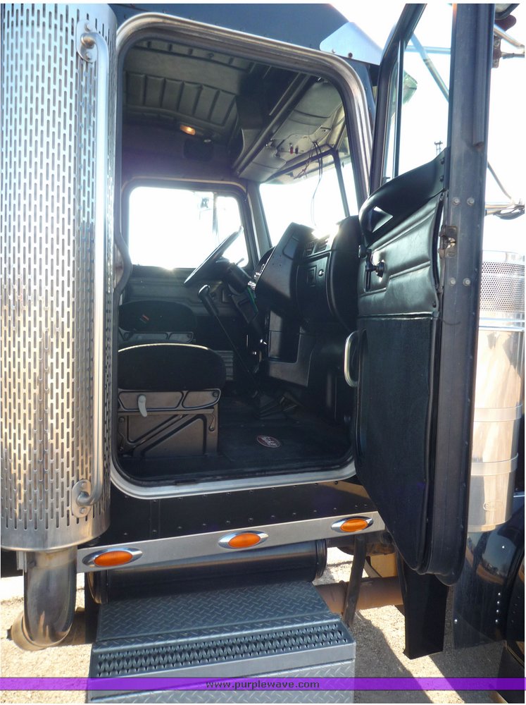 image for item 3999 2003 Peterbilt Conventional 379-127 semi tractor