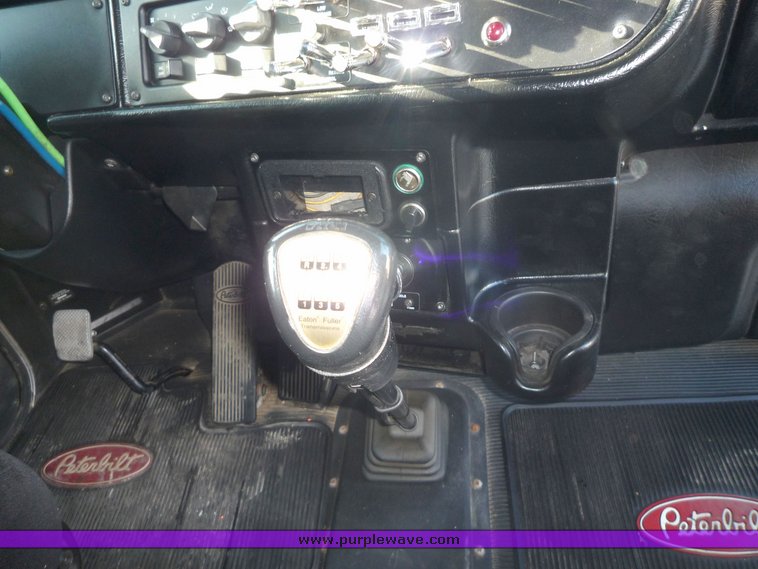 image for item 3999 2003 Peterbilt Conventional 379-127 semi tractor