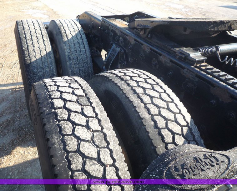 image for item 3999 2003 Peterbilt Conventional 379-127 semi tractor