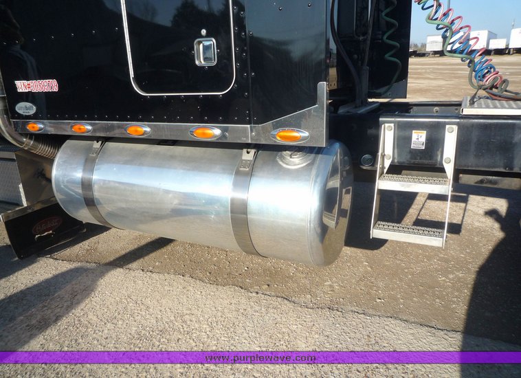 image for item 3999 2003 Peterbilt Conventional 379-127 semi tractor