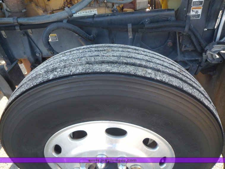 image for item 3999 2003 Peterbilt Conventional 379-127 semi tractor