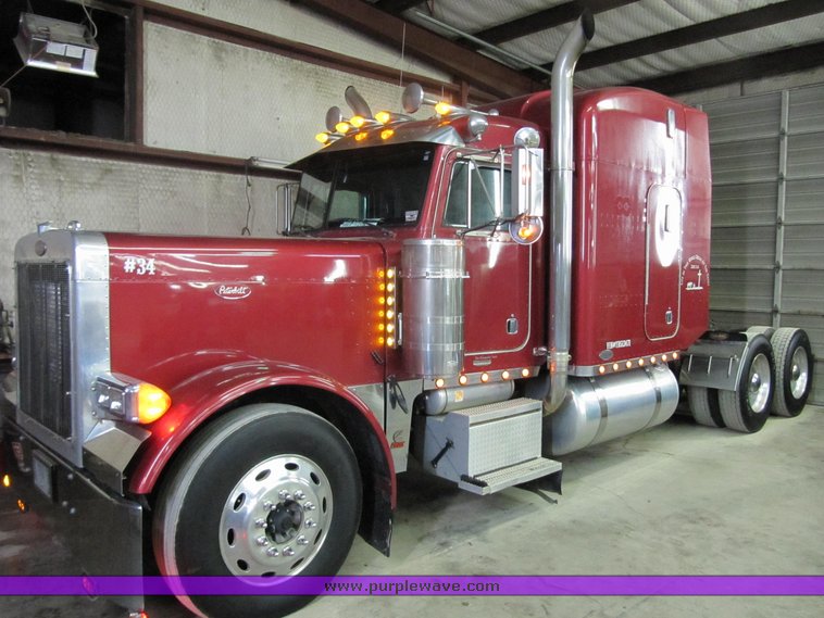 image for item 4000 2000 Peterbilt Conventional 379-127 semi tractor