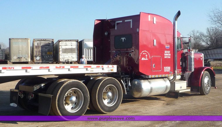 image for item 4000 2000 Peterbilt Conventional 379-127 semi tractor