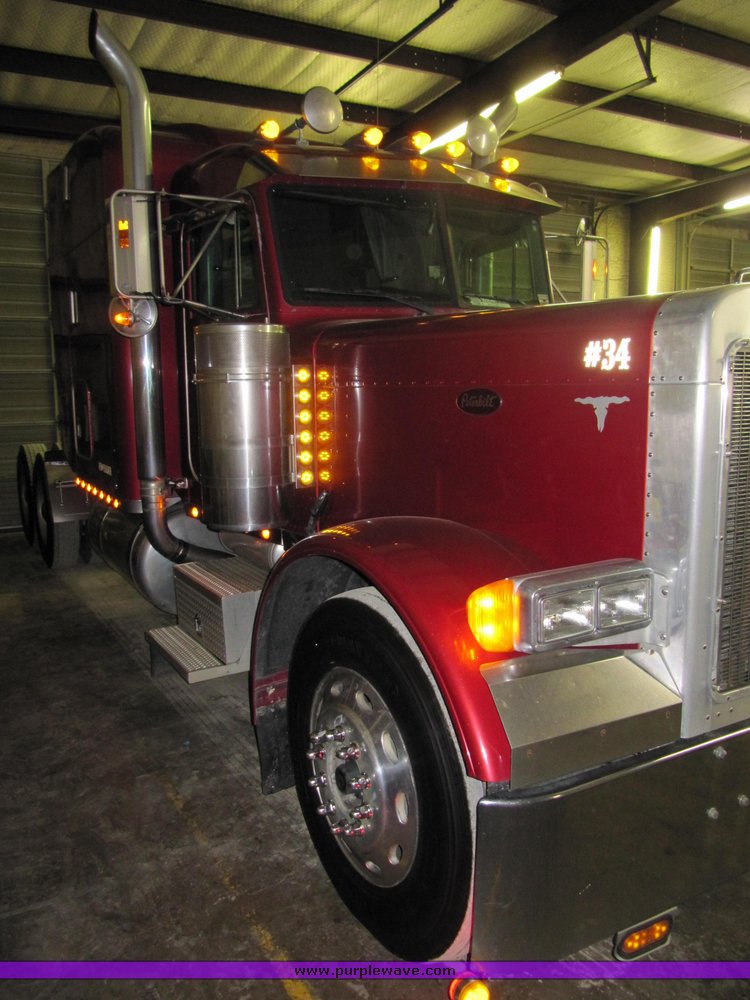 image for item 4000 2000 Peterbilt Conventional 379-127 semi tractor