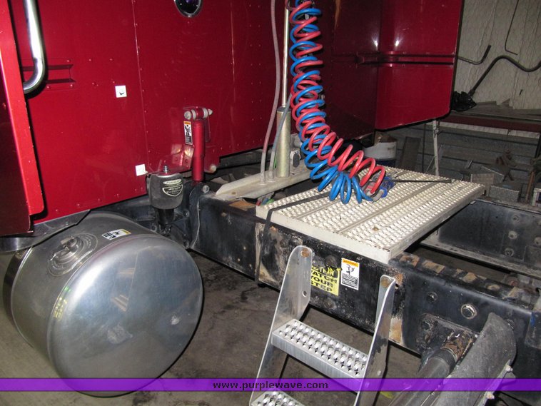 image for item 4000 2000 Peterbilt Conventional 379-127 semi tractor