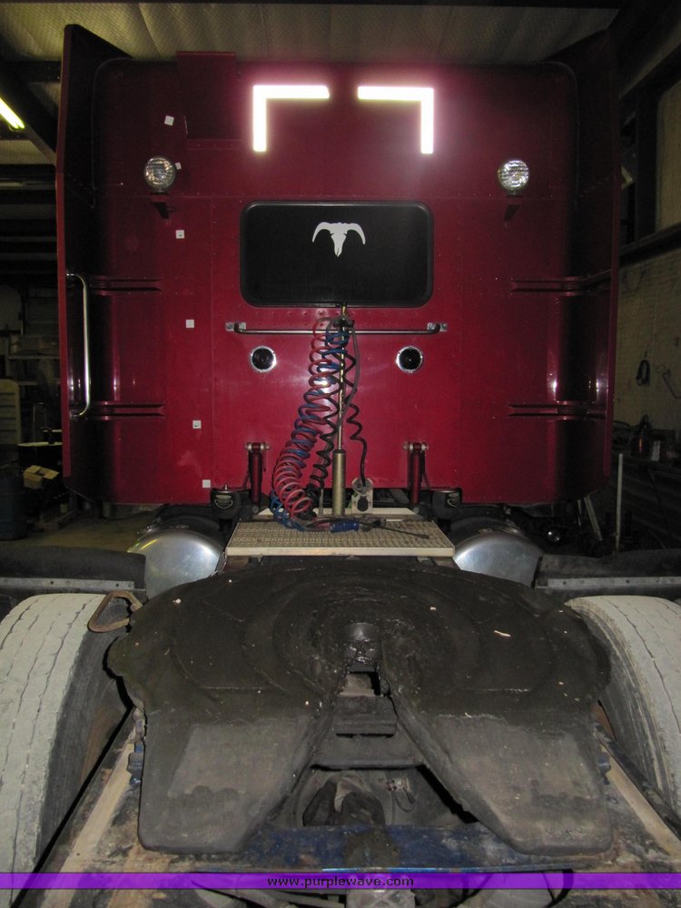 image for item 4000 2000 Peterbilt Conventional 379-127 semi tractor