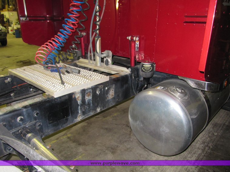 image for item 4000 2000 Peterbilt Conventional 379-127 semi tractor