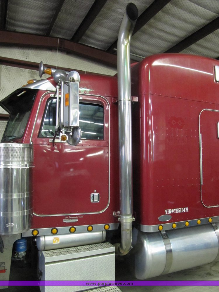 image for item 4000 2000 Peterbilt Conventional 379-127 semi tractor