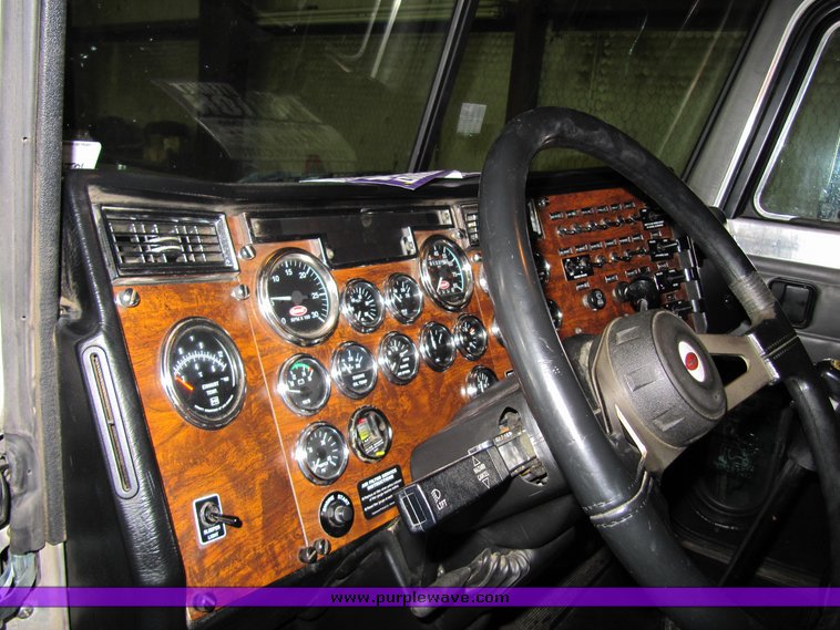 image for item 4000 2000 Peterbilt Conventional 379-127 semi tractor