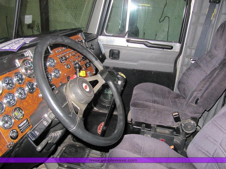 image for item 4000 2000 Peterbilt Conventional 379-127 semi tractor