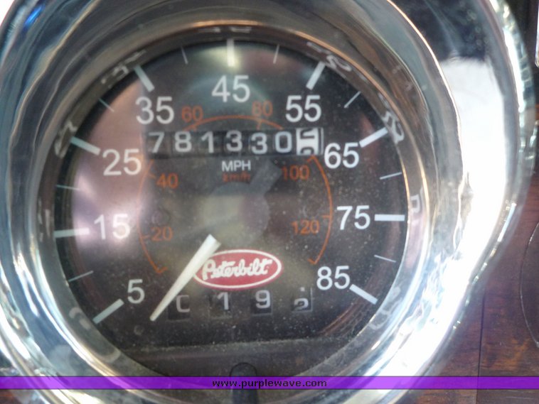 image for item 4000 2000 Peterbilt Conventional 379-127 semi tractor