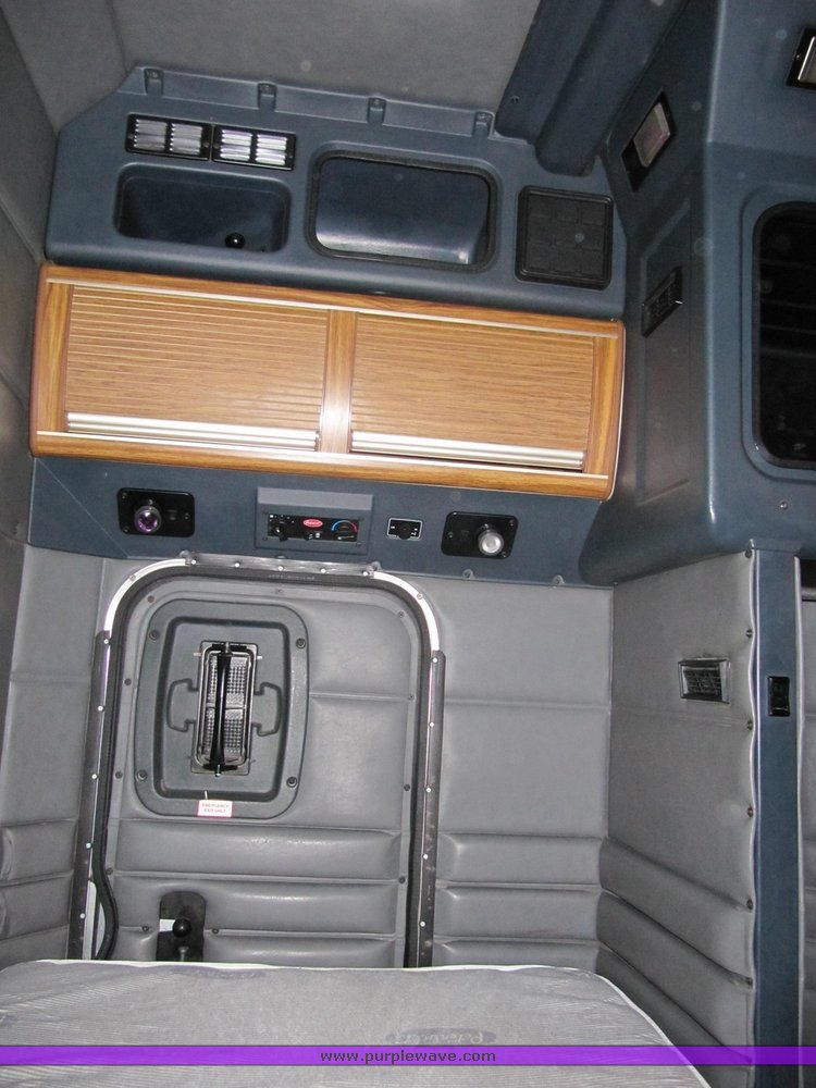 image for item 4000 2000 Peterbilt Conventional 379-127 semi tractor