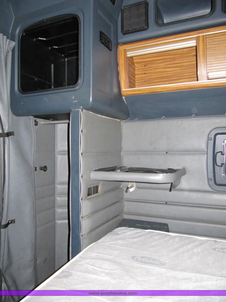 image for item 4000 2000 Peterbilt Conventional 379-127 semi tractor