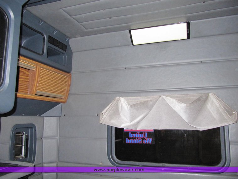 image for item 4000 2000 Peterbilt Conventional 379-127 semi tractor